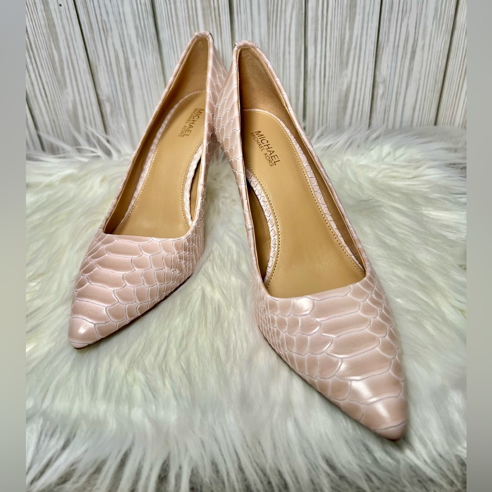 Michael Kors Dorothy Flex Pump Embossed Leather. Size 6. In soft pink. NIB